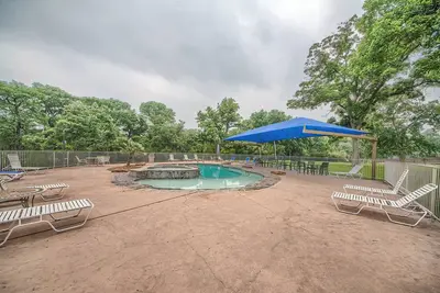 Image de Superbe condo de 2 chambres et 2 salles de bain sur la rivière Guadalupe!