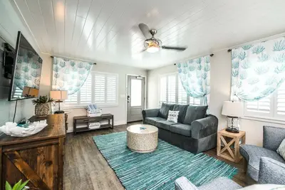 Image de Parfait pour les familles. Incroyable 3 Bed 2 Bath - 10 personnes dans des lits - Étapes de la plage et du village - Incroyable emplacement - Tiki Hut privé et barbecue Grill