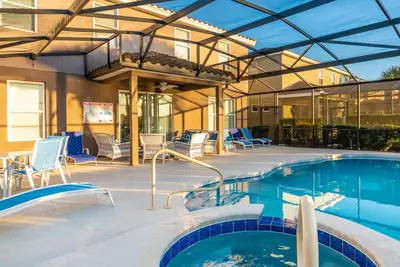 Image de Solterra Resort Beautiful Pool Home, Spa, vue sur le lac et installations du complexe