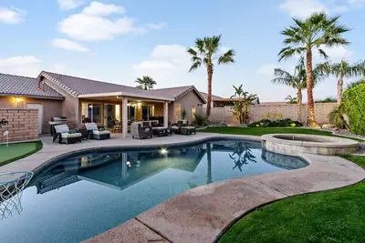 Image de Palm Desert 3br \/ 2ba avec Lg. Cour arrière privée, piscine sur mesure, spa et vues!