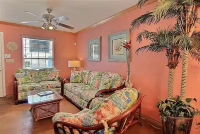 Image de Magnifique condo, à quelques pas de la plage. Piscine communautaire!