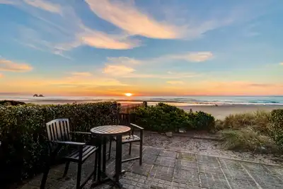 Image de Dog-friendly, front de mer bungalow Ă quelques pas du sable et les vagues!