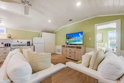Image de Charmant chalet chacun avec sa propre salle de bain! À quelques pas de la plage!