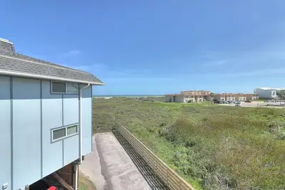 Image de Condo fabuleux, vue magnifique et promenade jusqu'à la plage. Piscine chaufee!
