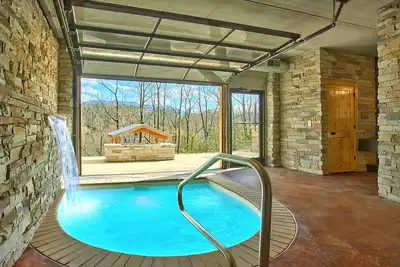 Image de Cabine moderne romantique avec spa de piscine intérieure et vue imprenable sur la montagne