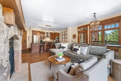 Image de Ski-In / Ski-Out, Condo haut de gamme 2 chambres, buanderie privée, Wifi gratuit