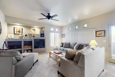 Image de Condo confortable pour les chiens avec piscine et bain Ă remous communs!