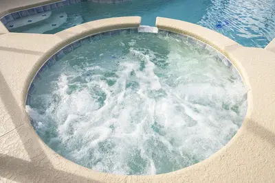4 chambres, 3 salles de bains villa avec piscine, spa et de confidentialité des haies.