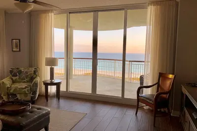 Image de Récemment rénové 3 chambres / 3 salles de bain avec vue panoramique sur la plage - Maintenant Disponible!
