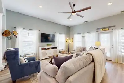 Image de Townhome Dog-friendly w / une piscine partagée - à quelques pas de la plage!