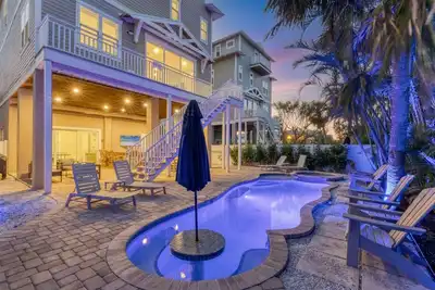 Image de 25 Personnes - Plus De 5000 Pieds CARRÉS. Vue Sur Le Golfe Sur 3 Niveaux. Étapes de la plage. Marchez jusqu'au village. Piscine privée chauffée et spa. Programme de gestion immobilière inclus.