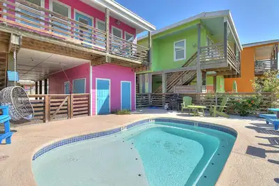 Image de Confortable et spacieux comprend une Piscine PRIVÉE et un Shuffle Board!