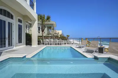 Image de Beaux Tides: Gulf Front, bain à remous, ascenseur, 6 salles de bains, vues à un million de dollars!