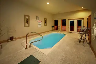 Incroyable Cabine Piscine intérieure - Table de billard, bain à remous, sauna, Pont couvert pour 4 personnes