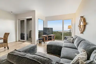 Image de Condo moderne pour les chiens sur la plage avec une vue magnifique! Profitez du bain à remous partagé!