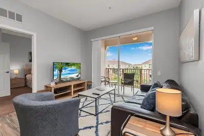 Image de Penthouse 3-lit, condo de 2 salle de bain avec vue imprenable sur le lac et club-house Cay.