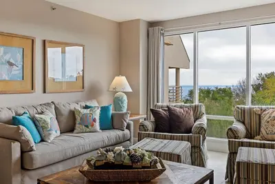 Image de 3529 Villamare - Enjoy Ocean Views in this Remodeled Penthouse w/Fitness Center, Pools & 2 Hrs of Tennis/Pickleball a Day!