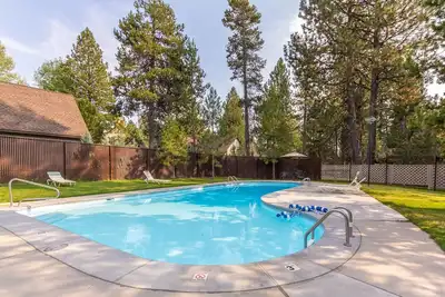 Chalet confortable dans les bois avec accès à la piscine complexe, 1 suite principale - Ranc17