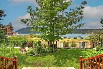 Image de Lakeside Living: Lakefront avec Dock Boat! Luxe! Lac et montagne! Barbecue Ă gaz!