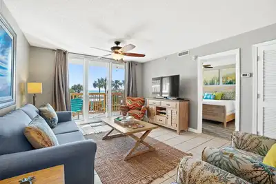 Image de Beachfront - Low Floor - Plage, Piscines, Tiki Bar Et Tellement Amusant!