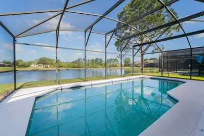 Image de Un seul niveau de 4 chambres, 2. 5 salles de bains villa avec piscine privée et vue sur le lac