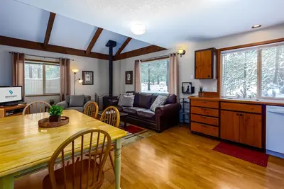 Image de Charmante maison avec plan d'étage ouvert au coeur de Surniver, Hot Tub- Indi02