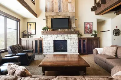 Image de Penthouse à plusieurs niveaux dans la communauté de pente - concierge sur place, service de navette d'hiver