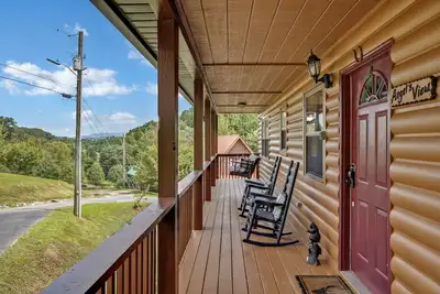Image de Rénové / 1 mille à Dollywood / 250 pieds perroquet mt / théâtre / wifi / 8 milles Gatlinburg