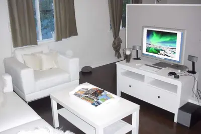 Image de Maison privée confortable au coeur de la ville, idéale pour la famille, les amis ou les affaires