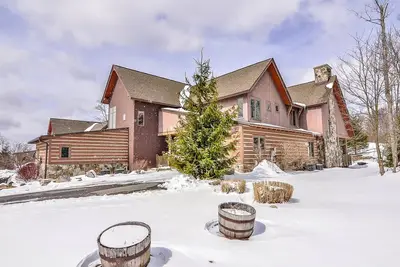 Image de Lazy Bear Chalet - Ski in \/ Ski out home au sommet de Wisp Resort