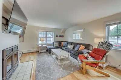 Image de Condo propre et lumineux près des pistes et des lacs - à pied des restaurants, des commodités en ville!
