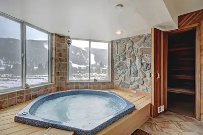 Image de Immense condo de 2 chambres avec bain à remous privé - Promenade rapide vers les pistes!