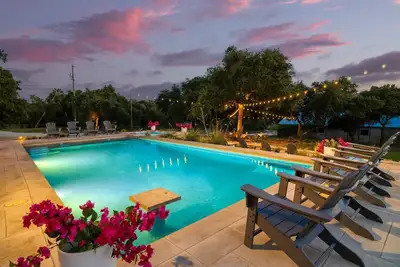 Image de Retraite PRIVÉE | Piscine | Fire Pit | 18 lits | 7 chambres | 6. 5 Bath | Proche du centre-ville