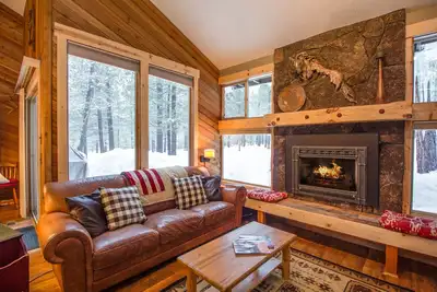 3 Bdrm Mountain Cabin, A / C, à quelques pas du village, bain à remous et terrasse