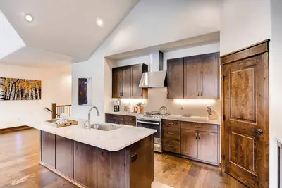 Image de Escapade estivale lumineuse de 3Br ~ River Run Townhome + View ~ R38