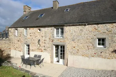 Image de Maison familliale, spa privé, jardin et vélos à dispo, près de la plage!