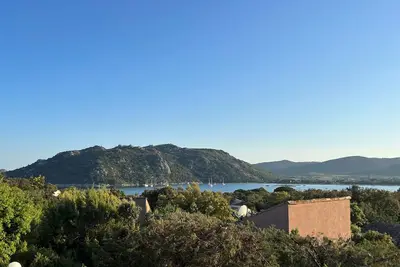 mini-villa duplex vue mer, terrasse, Bbq, 5 minutes à pieds plage Santa Giulia