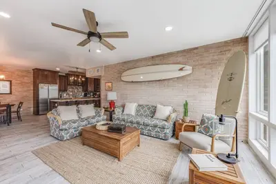 Image de Magnifique condo avec vue sur les canaux et piscine communautaire!