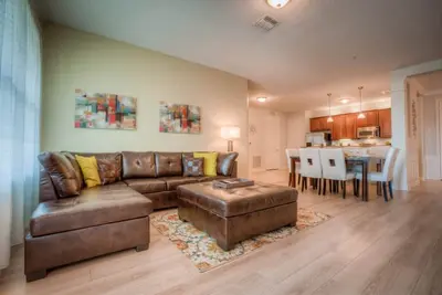 Fraîchement rénové, 3 chambres vue sur le lac condo avec tous les nouveaux meubles.