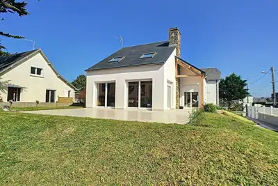 Image de Villa à 100m de la Plage avec Jardin, Terrasse, et Proche Commerces