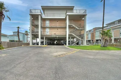 Image de Condo spectaculaire avec piscine communautaire et jetée privée! Vue fabuleuse!