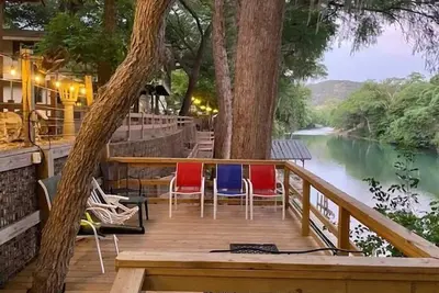 Image de 2/2 10 couchages avec des kayaks sur la rivière Guadalupe! !