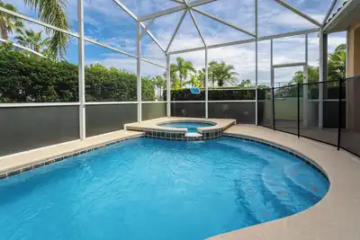 3 chambres, 2 salles de bain cour villa avec piscine, spa et salle de jeux. Sur le site clubhouse