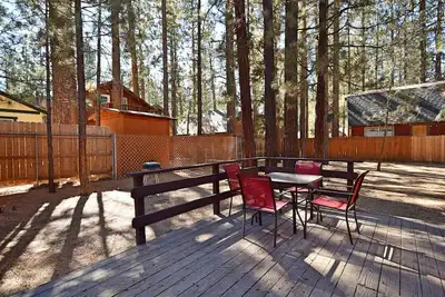 Image de Snowed In: A proximité de restaurants! Grand Treed Lot! Internet! Un Barbecue! Cheminée à bois!