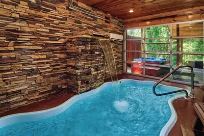 Image de Amazing High End Luxury Indoor Pool Cabin avec salle de théâtre et des vues