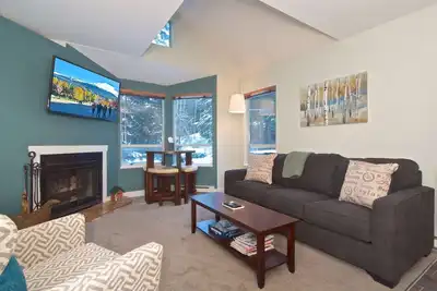 Image de Nouvelle liste. 100 mètres de la télécabine Creekside. Entièrement rénové maison de ville 1 chambre. 4 personnes