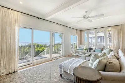 Image de Oceanfront! Nouvelle rénovation complète dans un emplacement populaire et central!