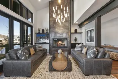 Image de Maison de ski de luxe près de la rue principale avec bain à remous privé et vue stellaire - accès piéton à pied