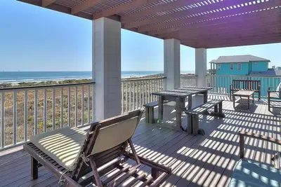 Image de Fantastique, Nouvelle Maison En Plage! Hottub 10 personnes.