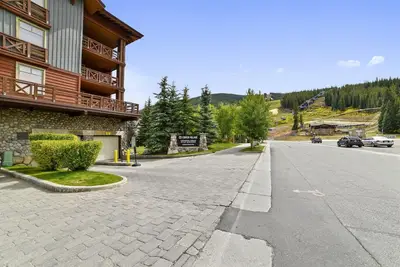 Image de Tucker Mountain Lodge une chambre plus den. Centre Village.